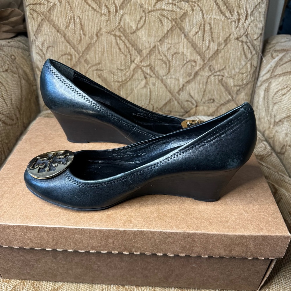 Tory Burch Black Wedge shoes size‎ 9.5 M - Picture 3 of 8